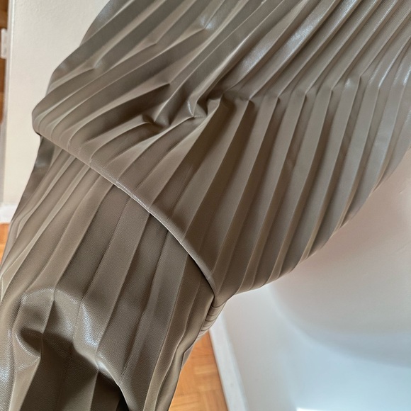 Long pleated skirt - Picture 4 of 4